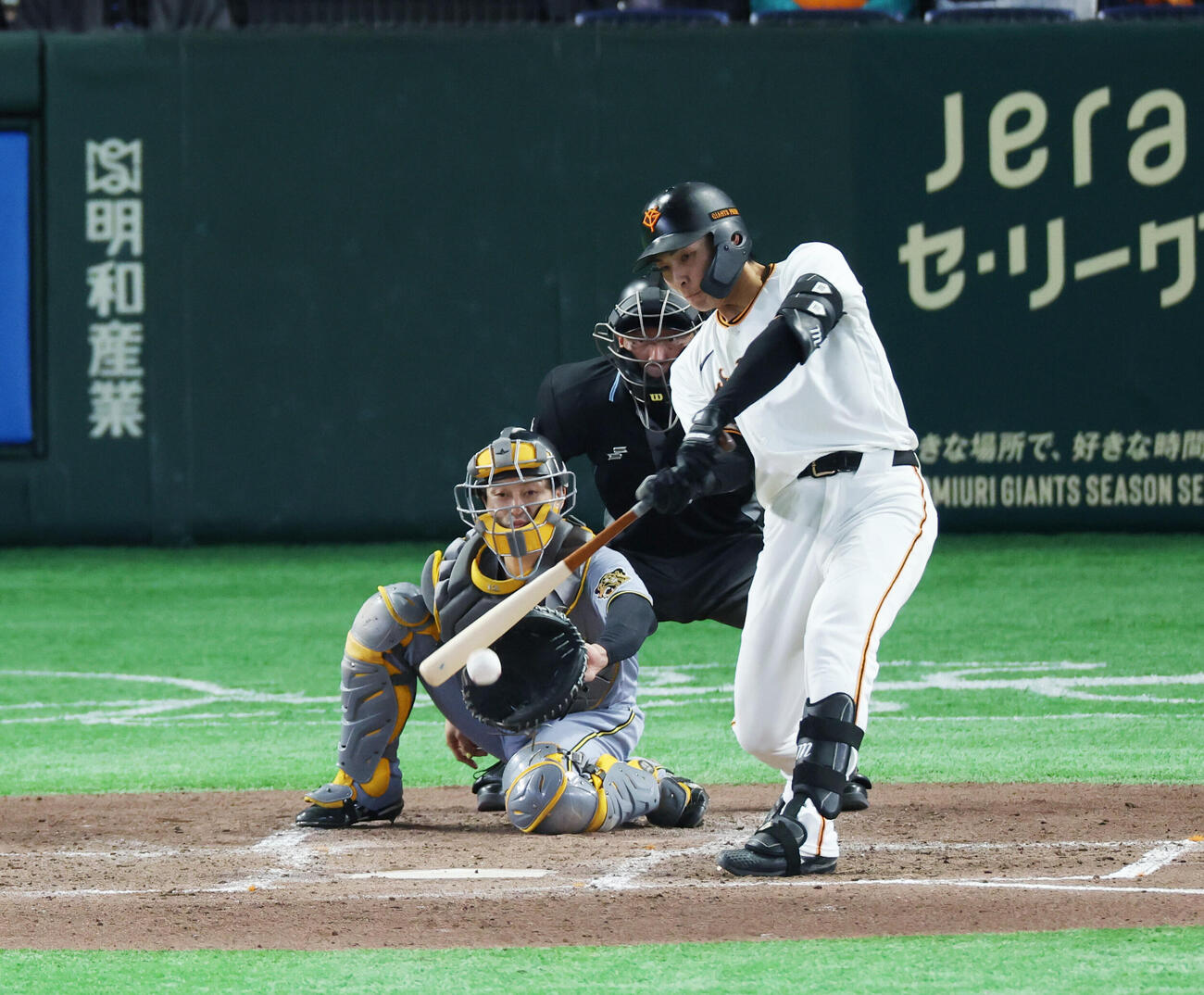 巨人対阪神　3回裏巨人2死、安打を放つ平山功太（撮影・増田悦実）