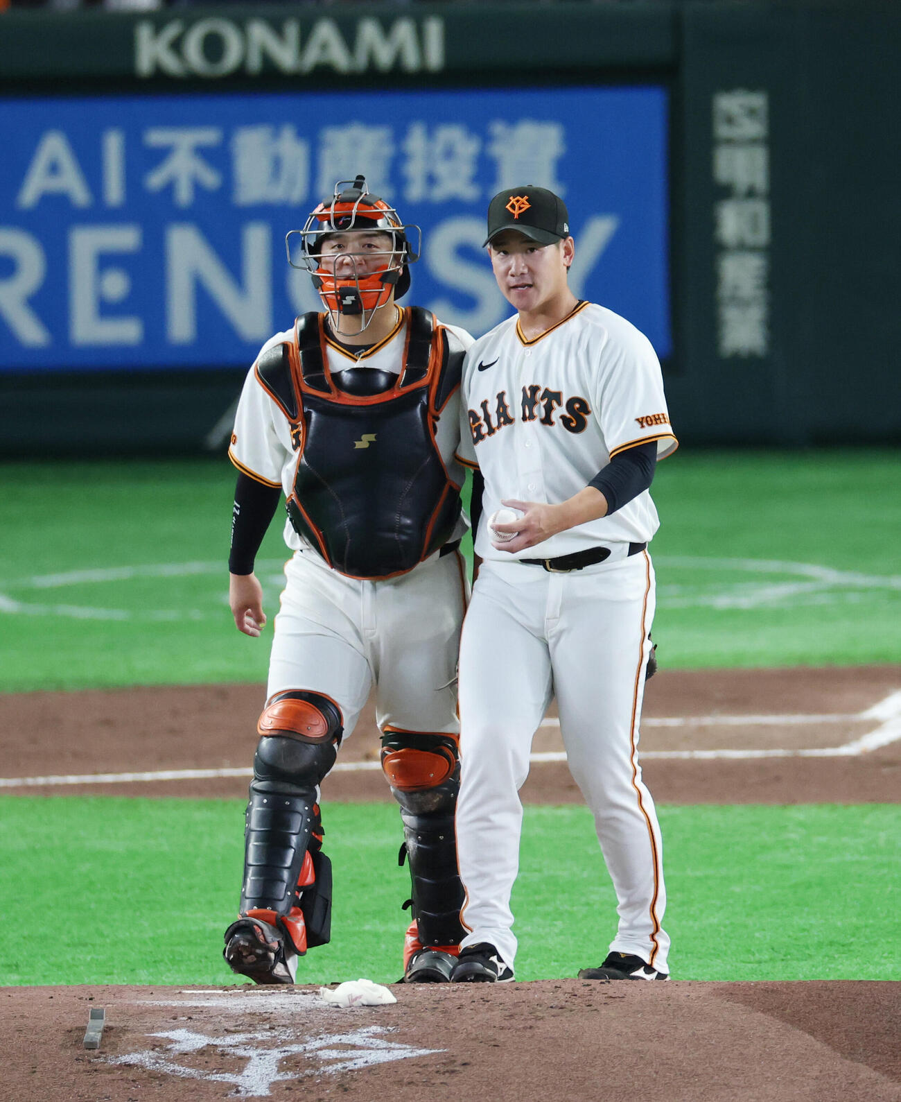巨人対阪神　1回表阪神2死一塁、大山悠輔に2点本塁打を浴び話をする岸田行倫（左）と井上温大（撮影・増田悦実）