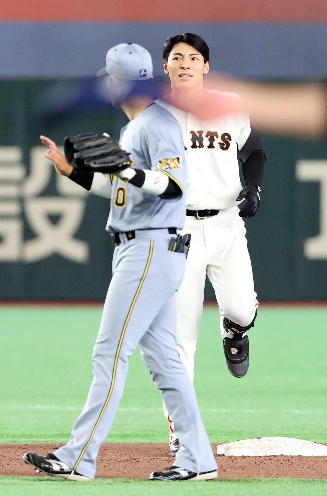 巨人対阪神　6回裏巨人無死、二塁打を放った平山功太は痛そうに左足を上げる（撮影・浅見桂子）