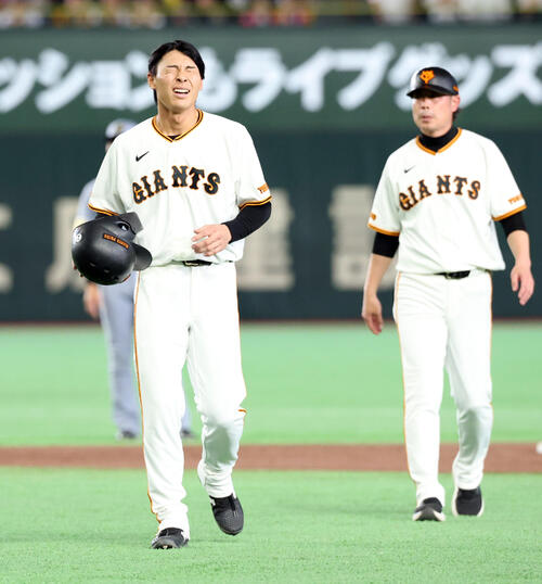 【巨人】平山功太にアクシデント　二塁打後、左太もも裏を押さえ代走送られる