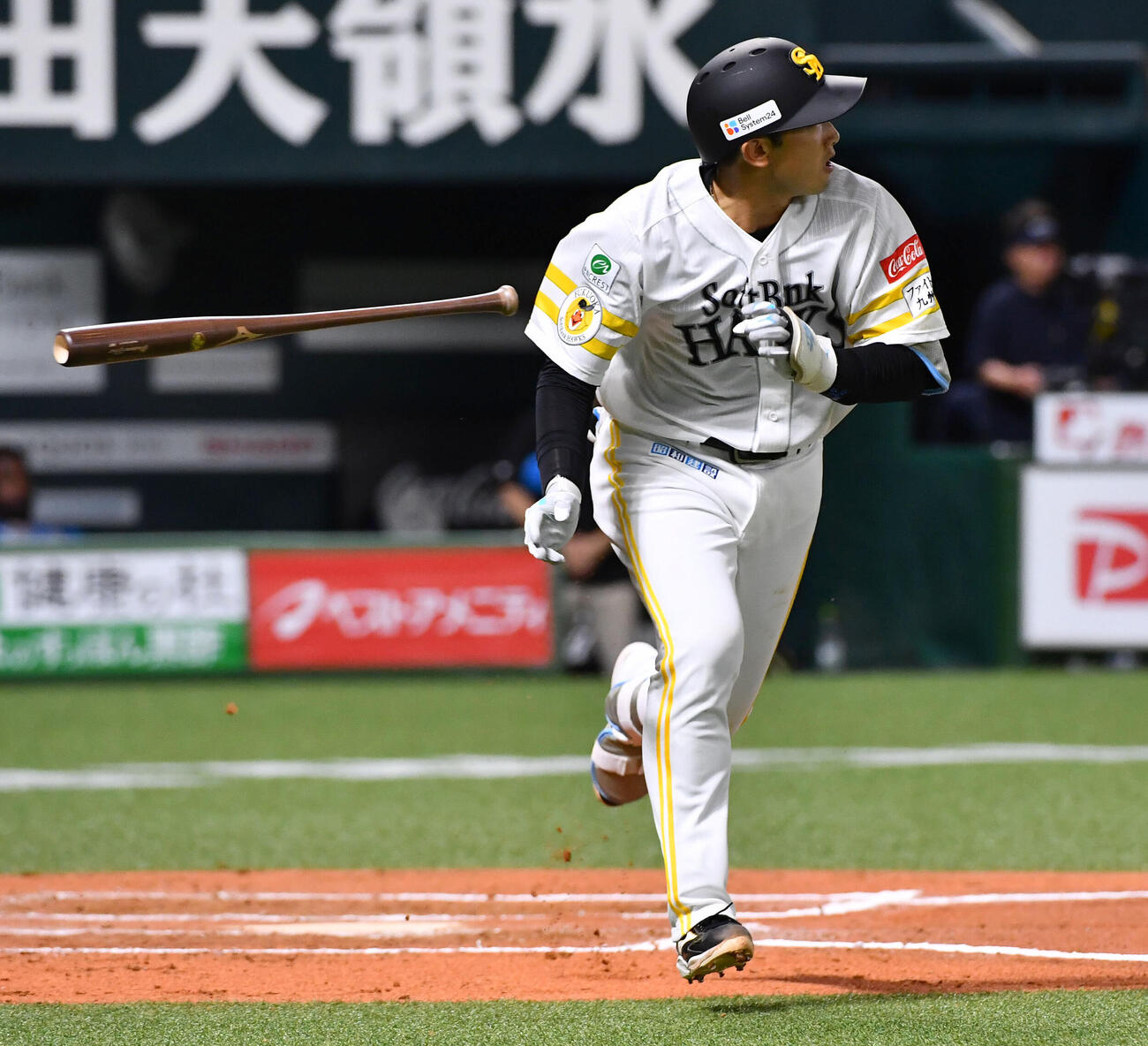 ソフトバンク対日本ハム　7回裏ソフトバンク1死、山本祐大は左中間へ本塁打を放つ（撮影・岩下翔太）