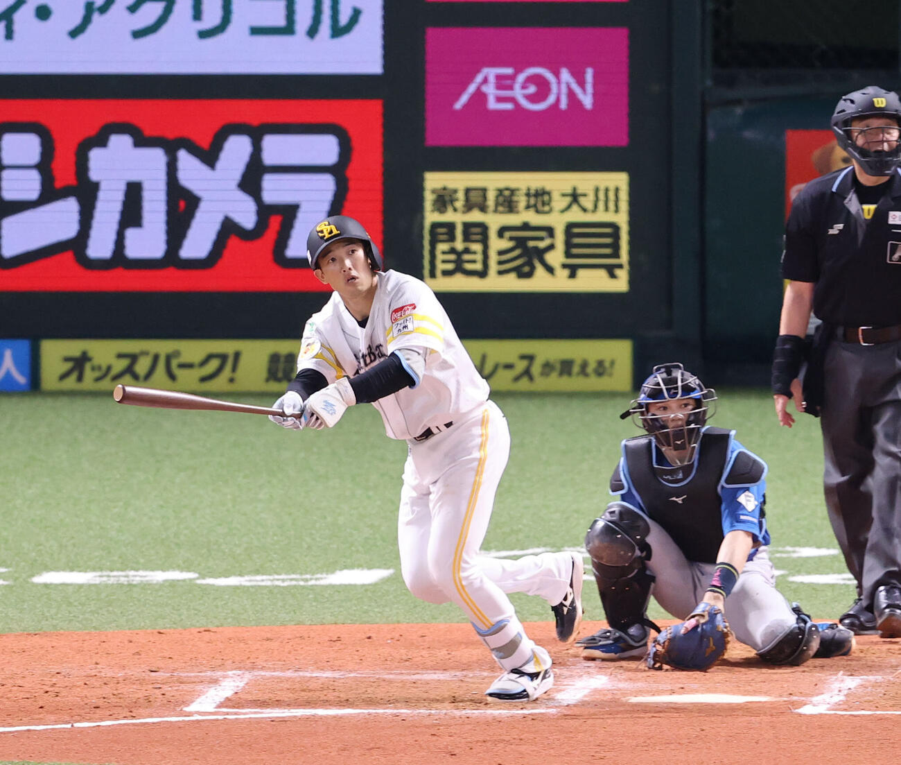 ソフトバンク対日本ハム　7回裏ソフトバンク1死、山本祐大は左中間に本塁打を放つ（撮影・梅根麻紀）