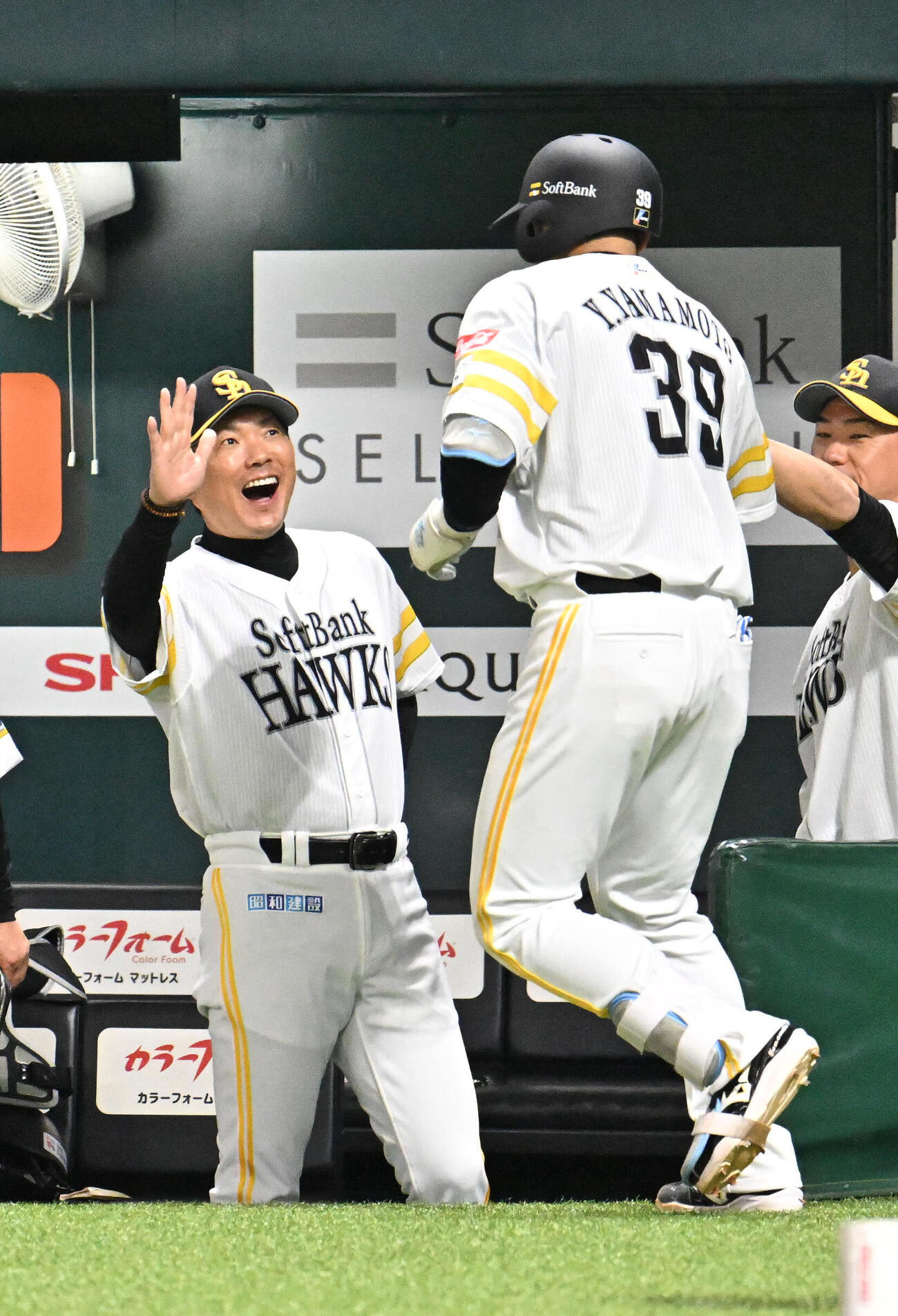 ソフトバンク対日本ハム　7回裏ソフトバンク1死、山本祐大（右）は本塁打を放ち小久保裕紀監督とタッチを交わす（撮影・林敢治）＝2026年5月22日