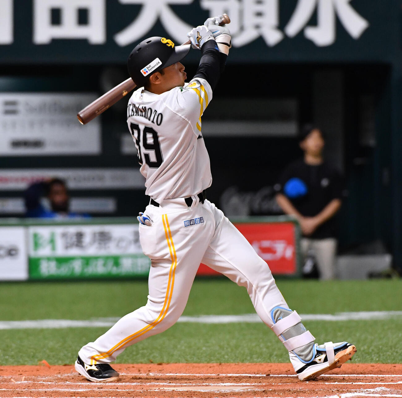 ソフトバンク対日本ハム　7回裏ソフトバンク1死、山本祐大は左中間へ本塁打を放つ（撮影・岩下翔太）
