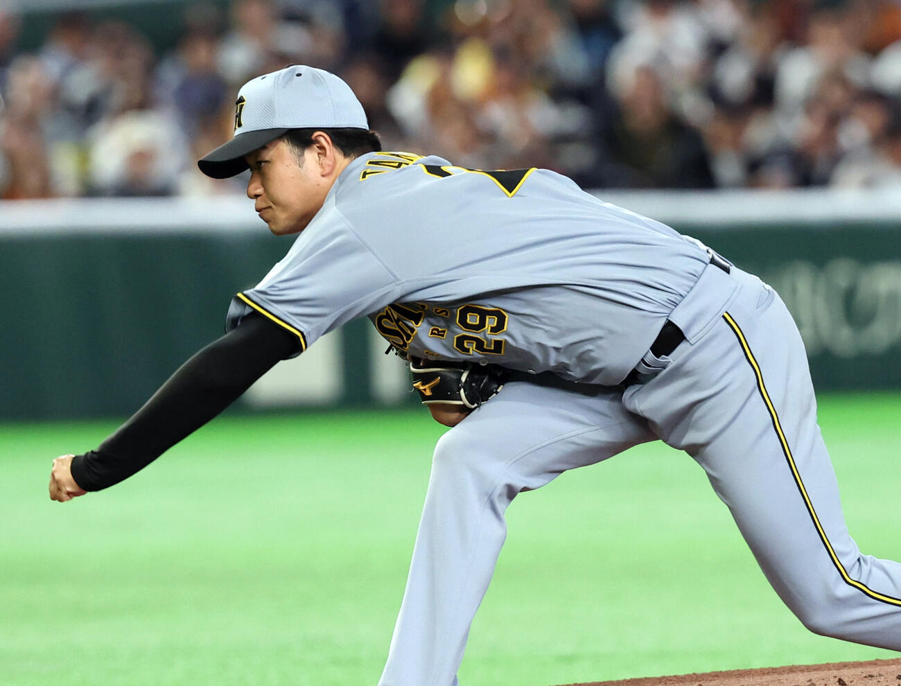 巨人対阪神　力投する阪神先発の高橋遥人（撮影・浅見桂子）