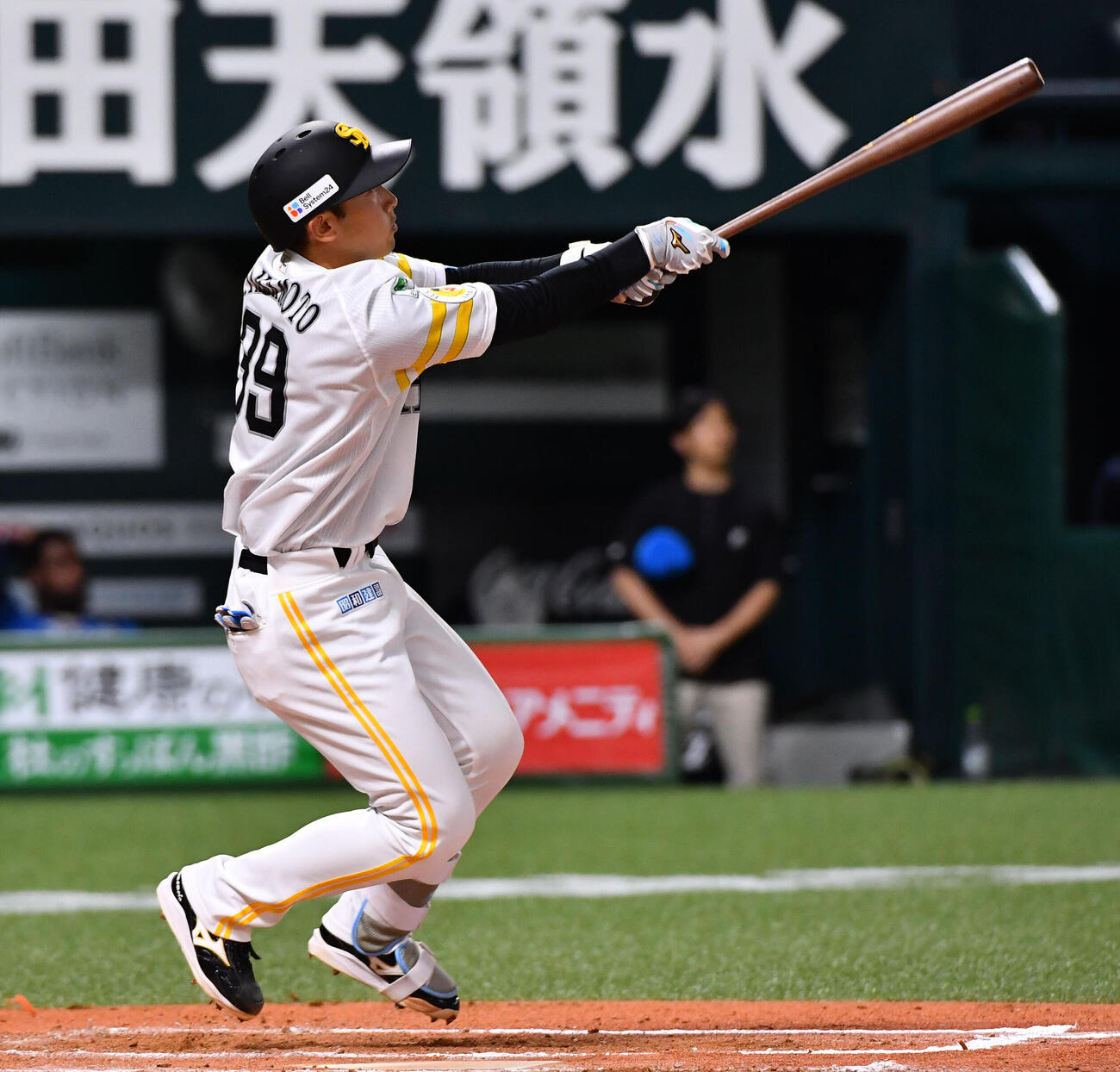 ソフトバンク対日本ハム　7回裏ソフトバンク1死、山本祐大は左中間へ本塁打を放つ（撮影・岩下翔太）