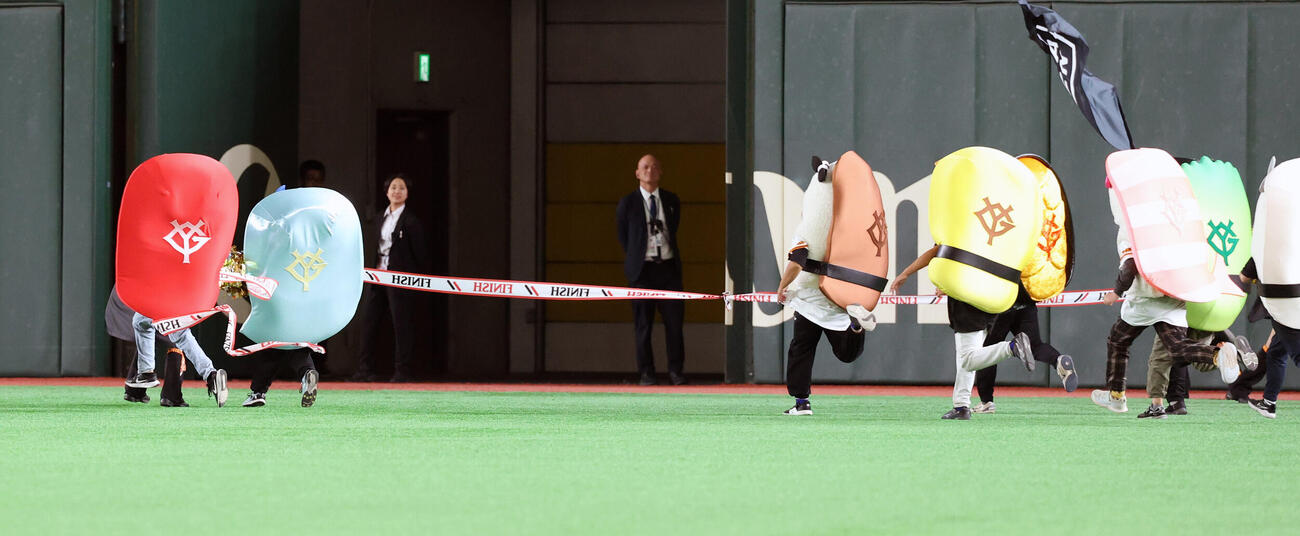 巨人対阪神　すしレースはこはだの勝利（撮影・浅見桂子）