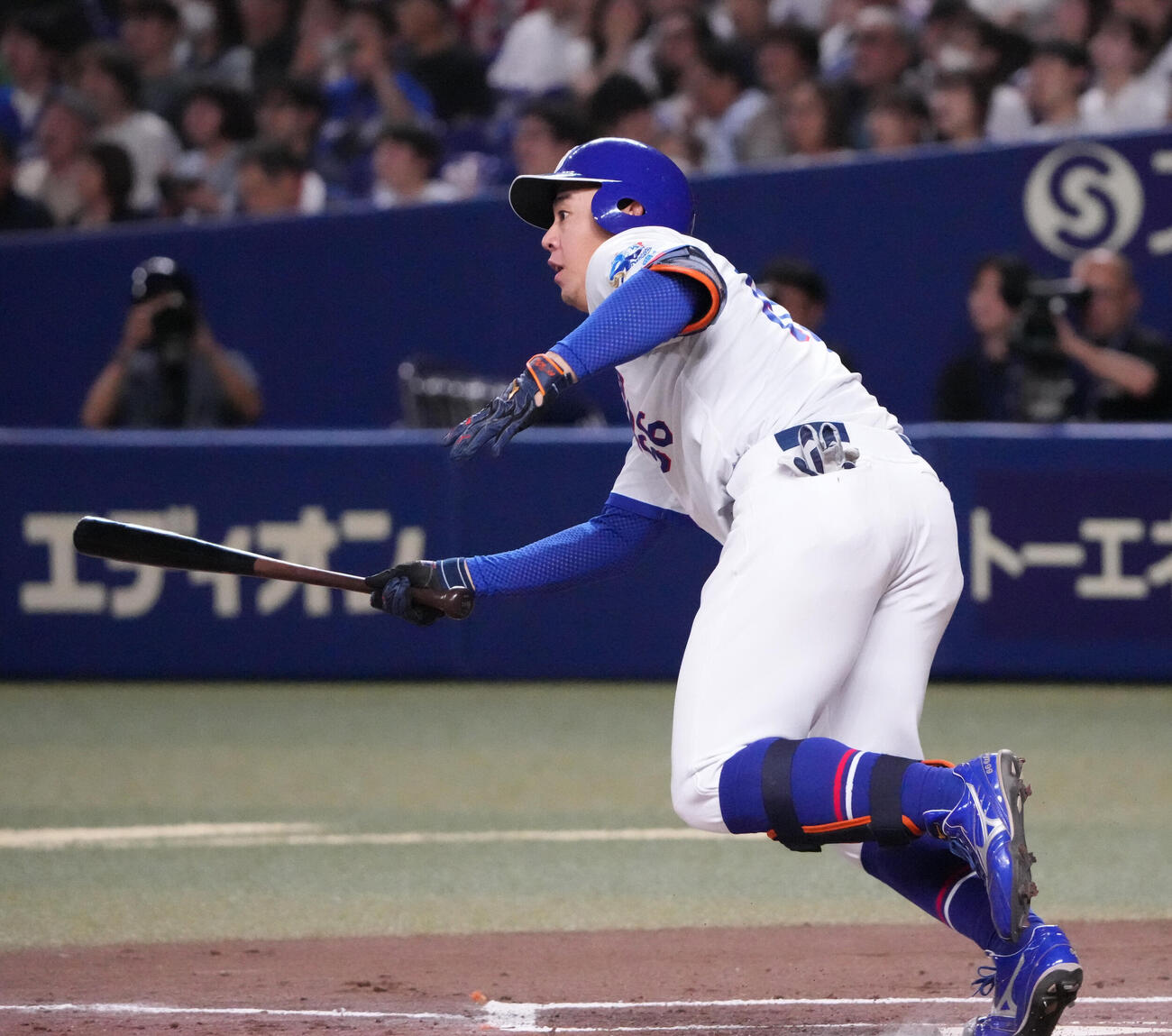 中日対広島　1回裏中日2死満塁、2点適時二塁打を放つ鵜飼航丞（撮影・森本幸一）