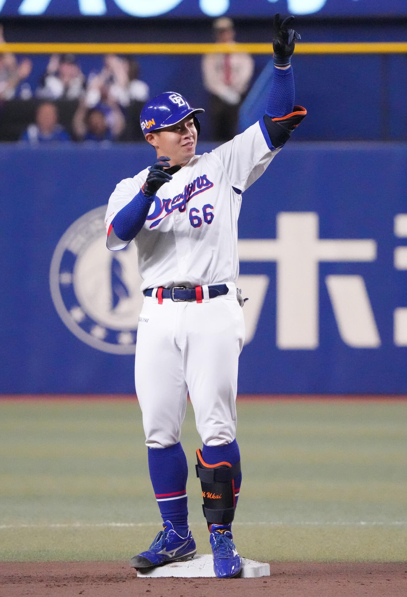 中日対広島　1回裏中日2死満塁、2点適時二塁打を放ちベンチへ向かってアピールする鵜飼航丞（撮影・森本幸一）