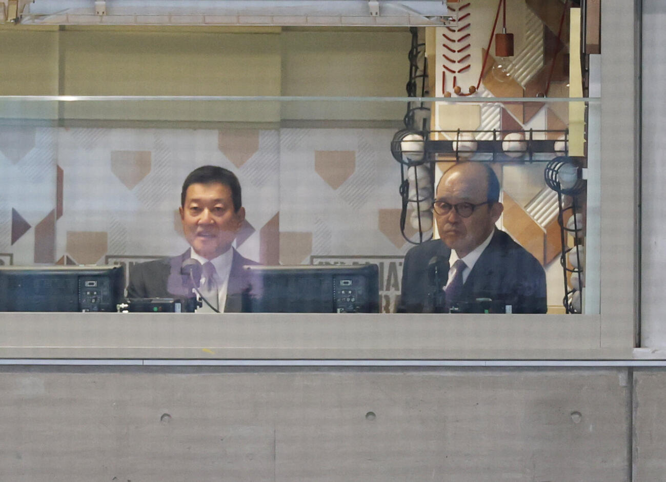 巨人対阪神の試合の解説を務める原辰徳氏（左）と岡田彰布氏（撮影・増田悦実）＝2026年5月22日