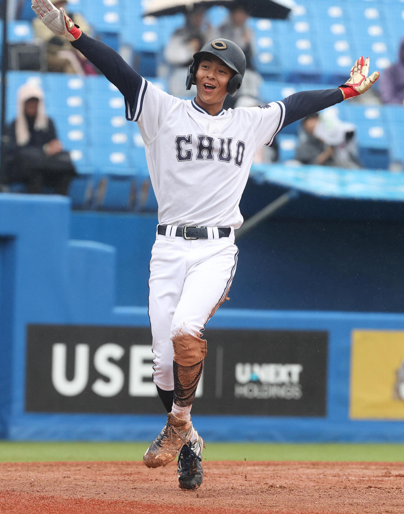 東都大学野球　東洋大対中大　1回裏中大2死二塁、高橋徹平の適時打で二塁走者安田淳平が生還する（撮影・柴田隆二）