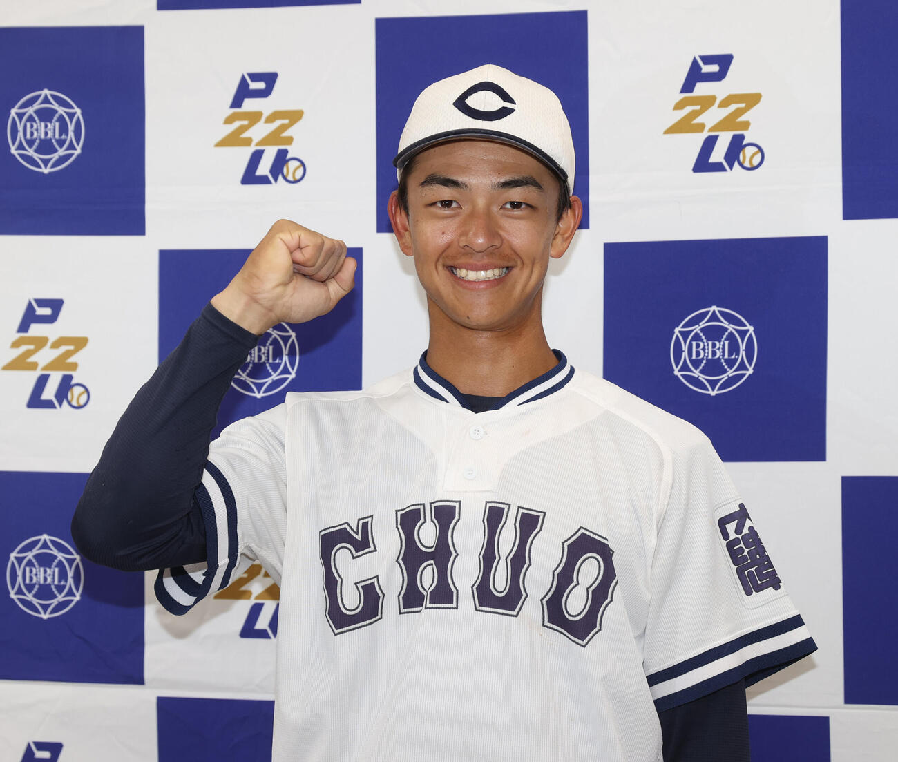 東都大学野球　東洋大対中大　1部残留を決めた中大・安田淳平はガッツポーズする（撮影・柴田隆二）