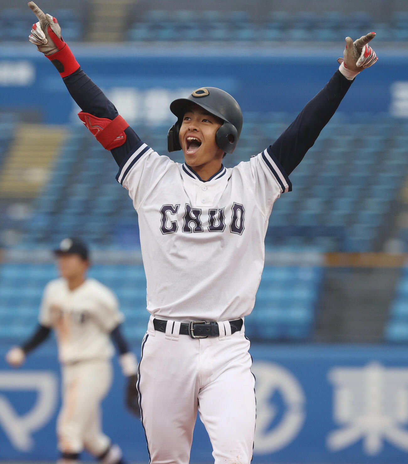 東都大学野球　東洋大対中大　8回裏中大1死一塁、安田淳平は右前安打を放ちガッツポーズする（撮影・柴田隆二）