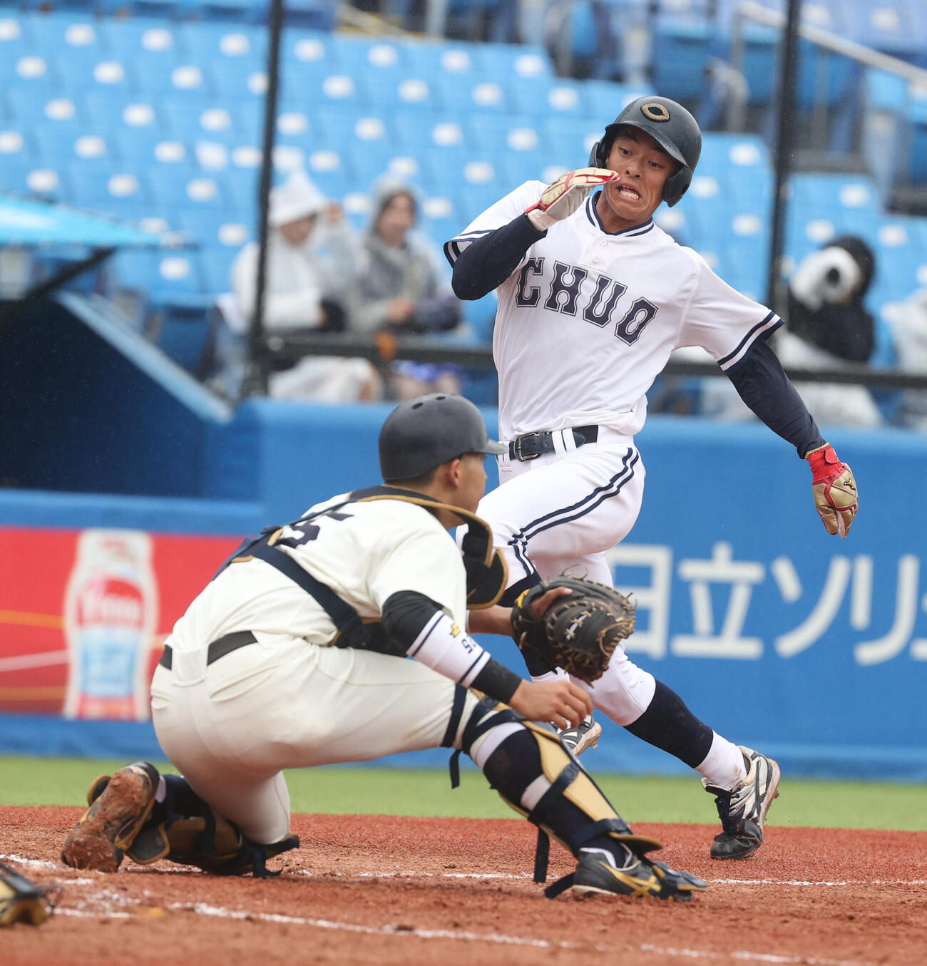 東都大学野球　東洋大対中大　1回裏中大2死二塁、高橋徹平の適時打で二塁走者安田淳平が生還する。東洋大・熊谷俊乃介捕手（撮影・柴田隆二）