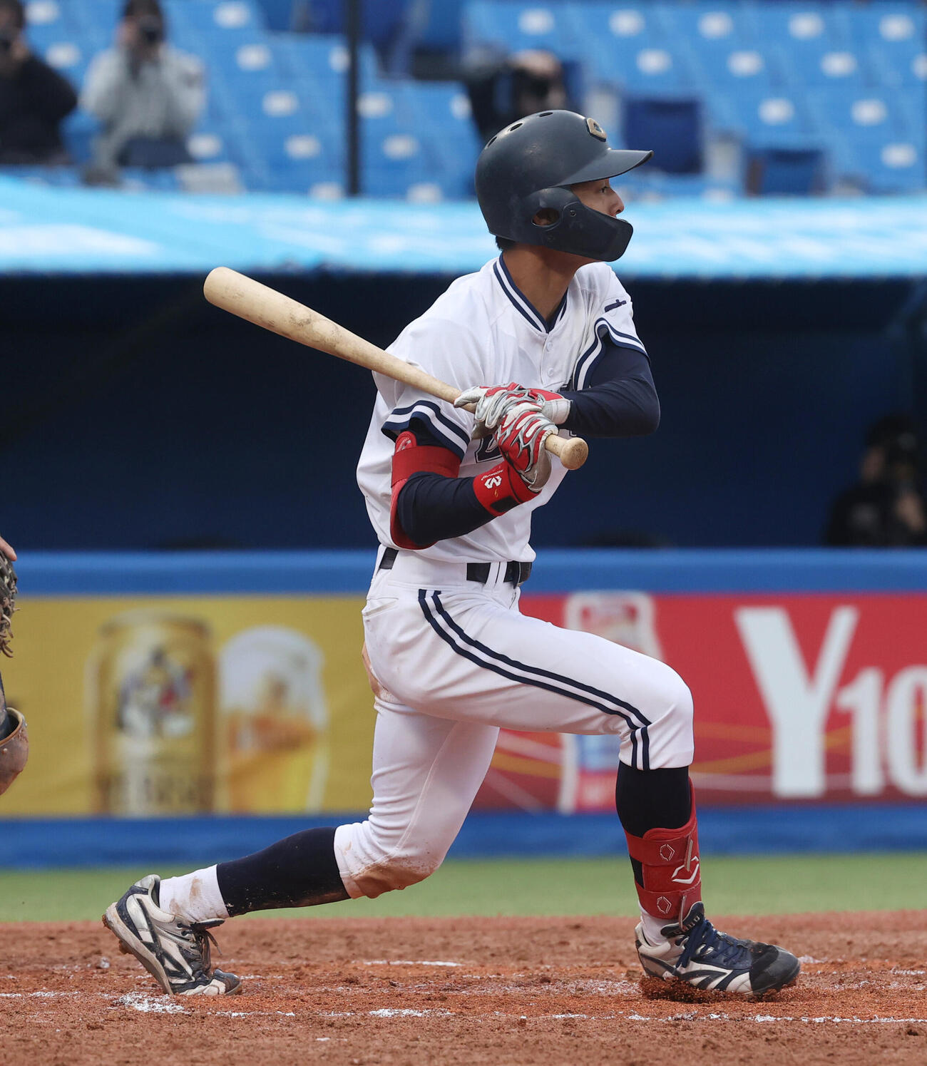 東都大学野球　東洋大対中大　8回裏中大1死一塁、安田淳平は右前安打を放つ（撮影・柴田隆二）