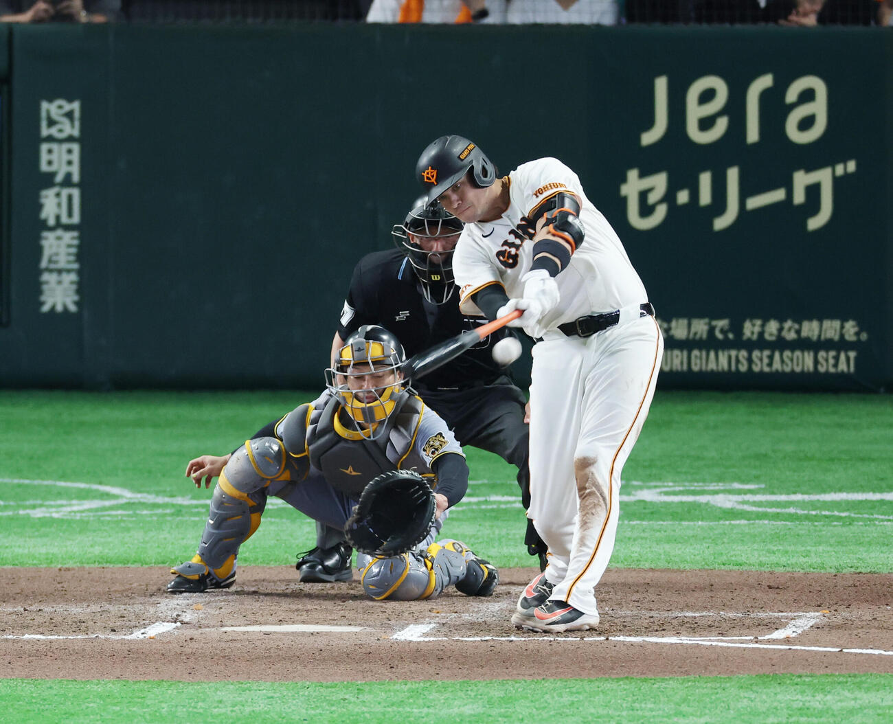巨人対阪神　6回裏巨人2死三塁、適時打を放つボビー・ダルベック。（撮影・増田悦実）