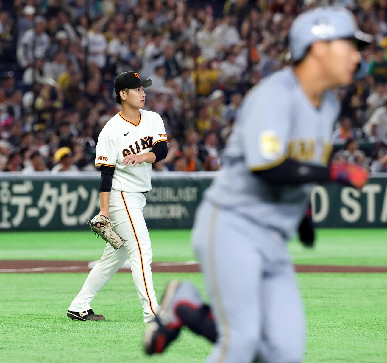 巨人対阪神　1回表阪神2死一塁、大山悠輔（手前）に2点本塁打を許し、打球を見つめる井上温大（撮影・浅見桂子）