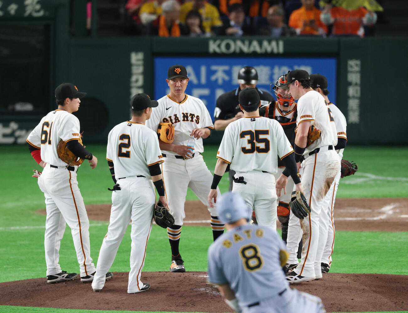 巨人対阪神　3回表阪神1死二塁、マウンドに集まる巨人ナイン（撮影・増田悦実）
