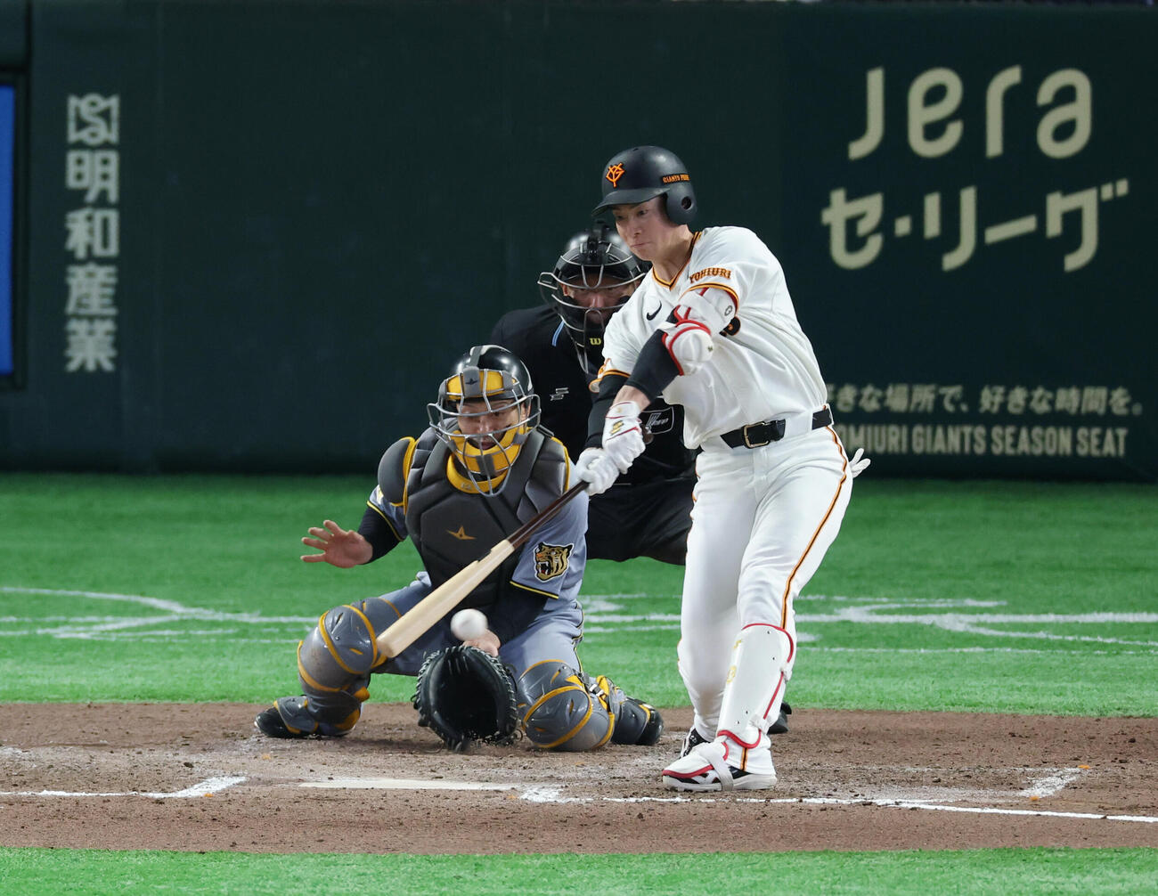 巨人対阪神　7回裏巨人2死三塁、適時打を放つ松本剛（撮影・増田悦実）