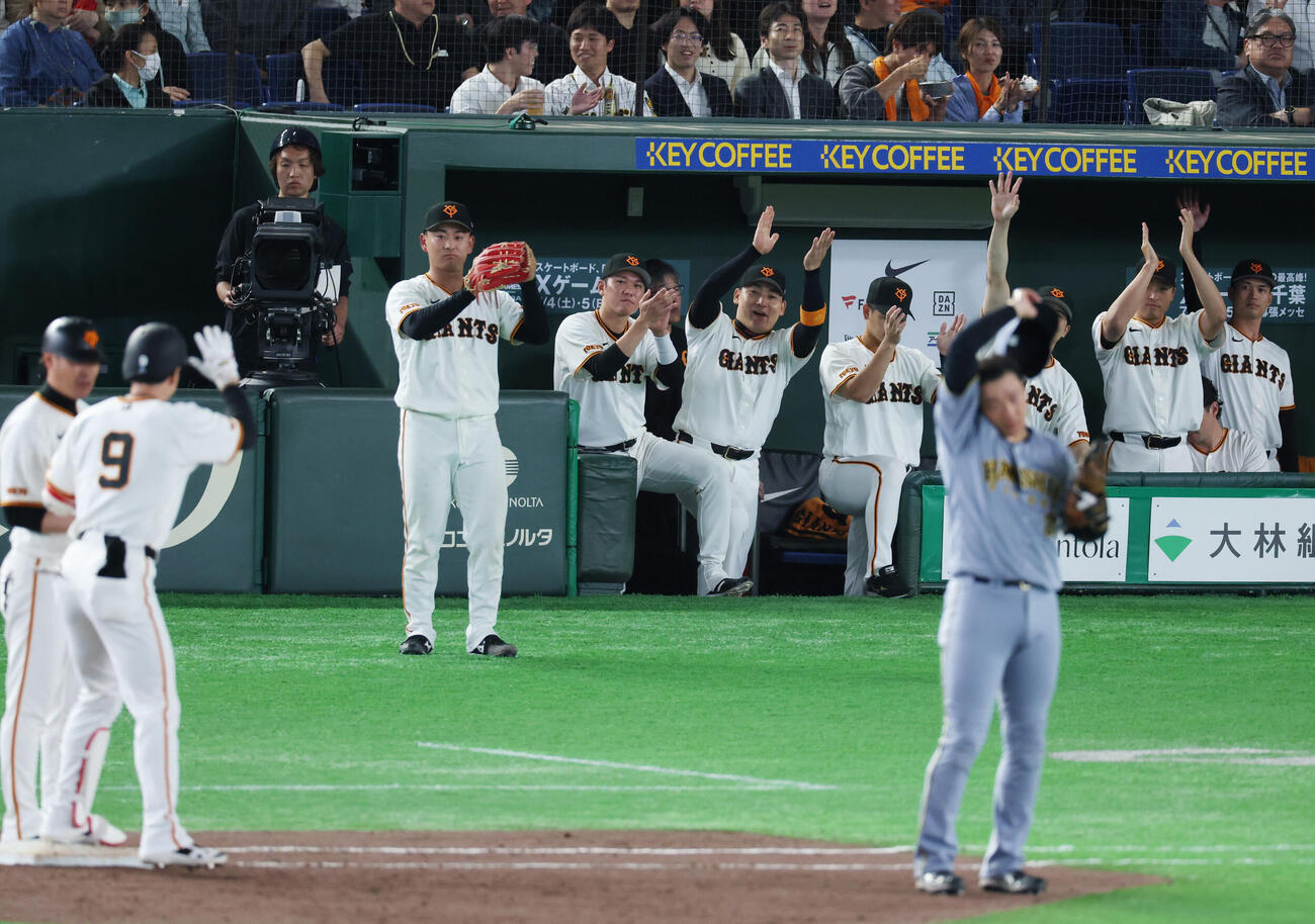 巨人対阪神　7回裏巨人2死三塁、松本剛に適時打に喜ぶ巨人ナイン（撮影・増田悦実）