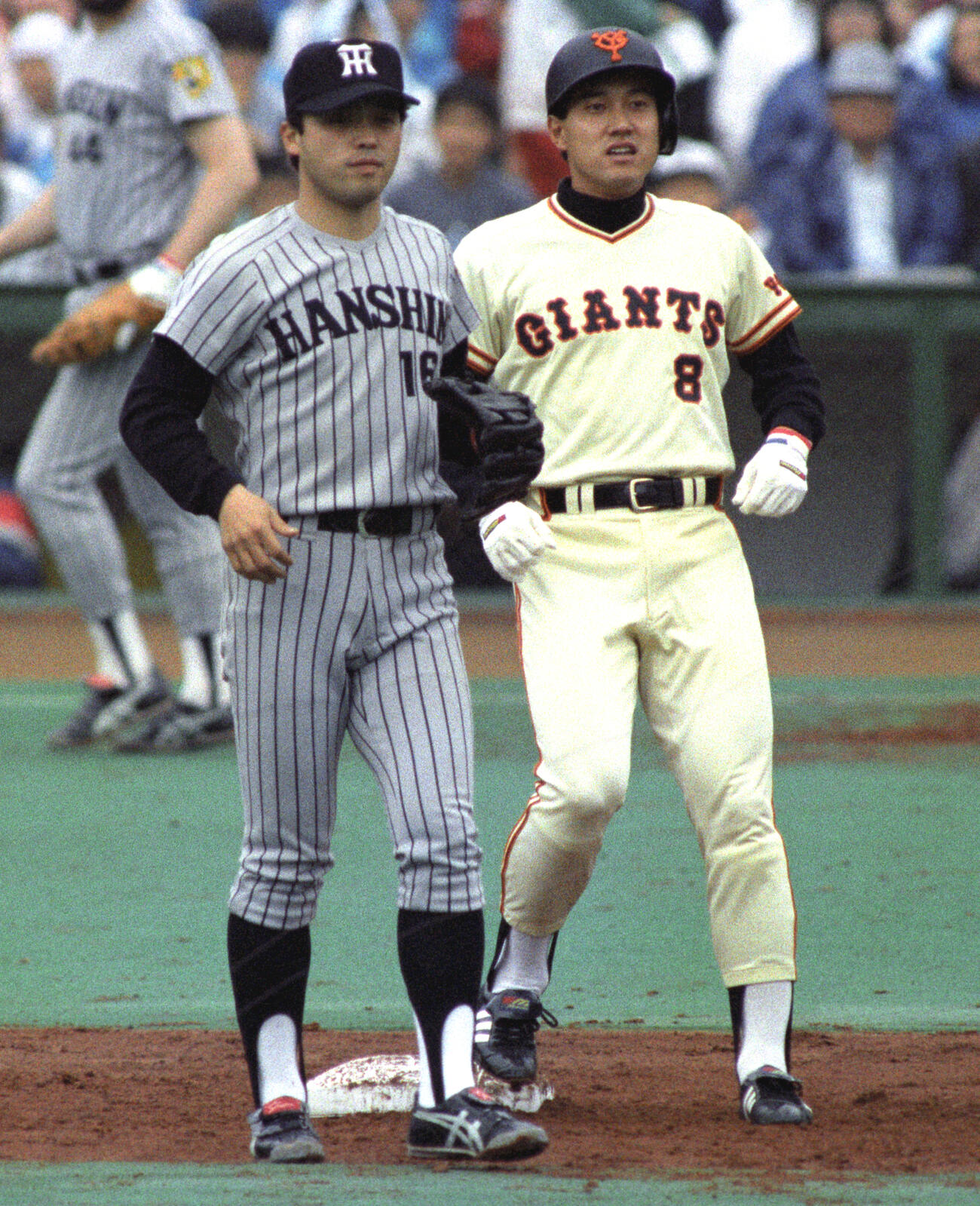 巨人対阪神　二塁打を放ちベース上で止まる巨人の原辰徳（右）、左は阪神の岡田彰布(1986年5月撮影）
