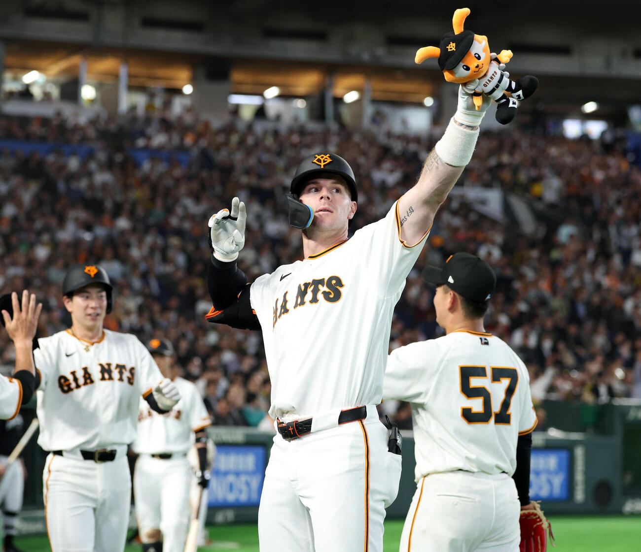 巨人対阪神　7回裏巨人2死一塁、トレイ・キャベッジは2点本塁打を放ちスタンドにポーズ（撮影・浅見桂子）