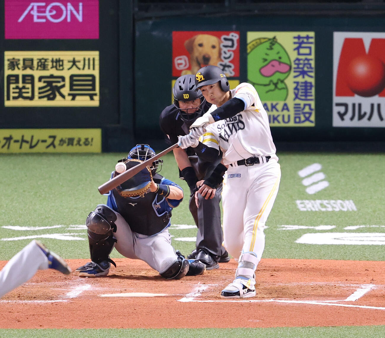ソフトバンク対日本ハム　7回裏ソフトバンク1死、山本祐大は左中間に本塁打を放つ（撮影・梅根麻紀）