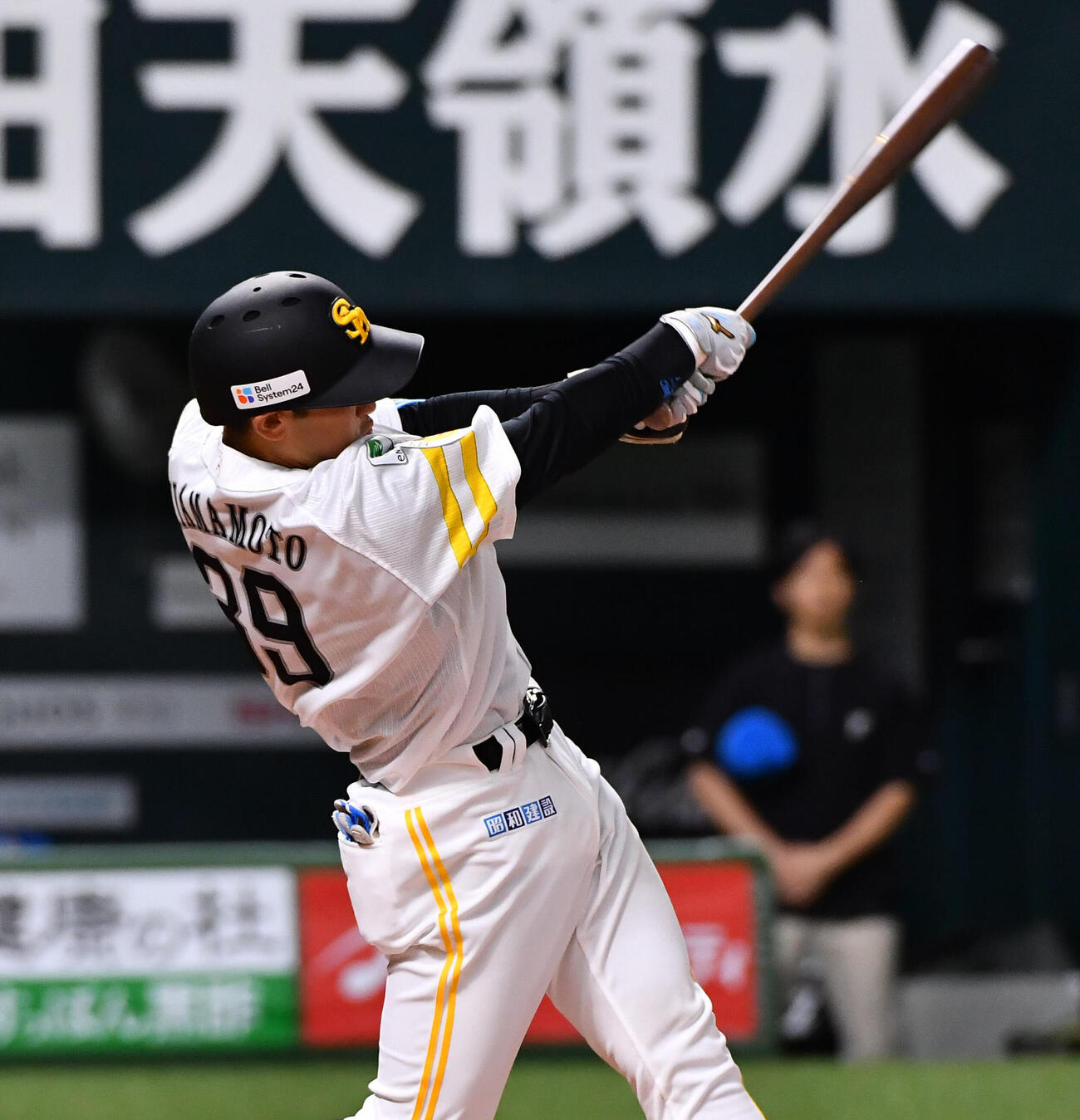ソフトバンク対日本ハム　7回裏ソフトバンク1死、山本祐大は左中間へ本塁打を放つ（撮影・岩下翔太）