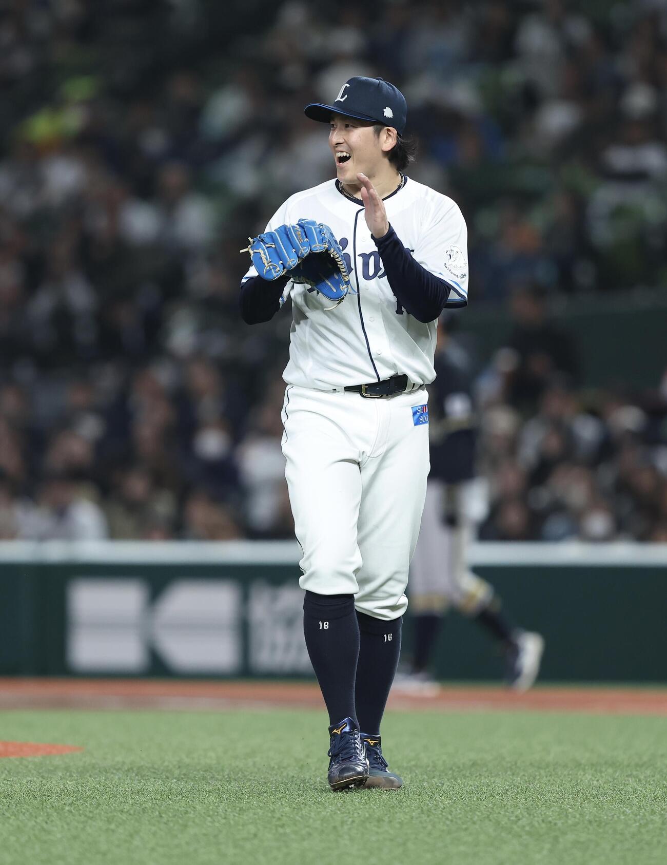 西武対オリックス　4回表を抑え、笑顔でグラブをたたく隅田知一郎（撮影・河田真司）