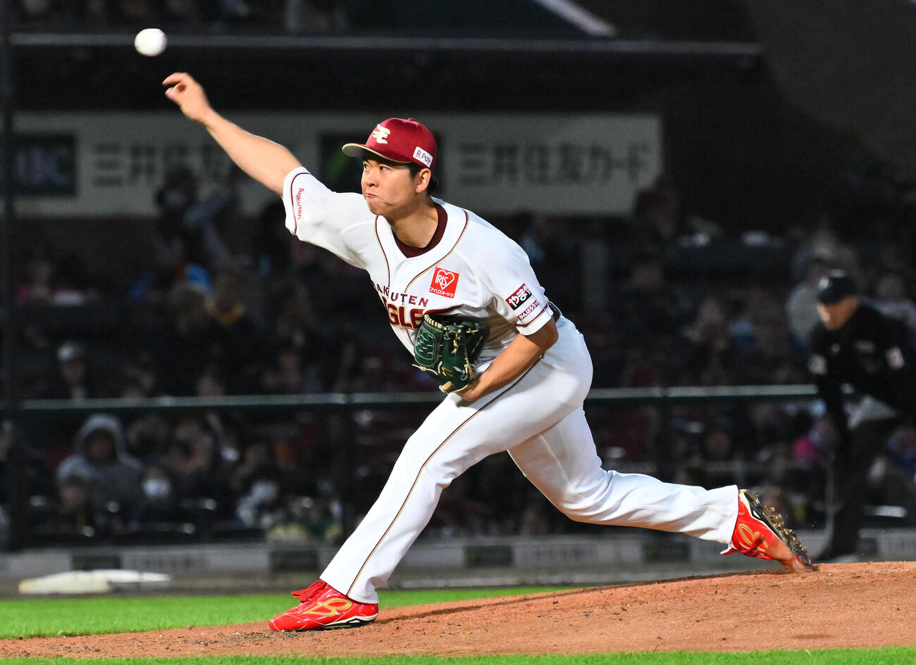 楽天対ロッテ　楽天3番手で登板する柴田大地（撮影・滝沢徹郎）