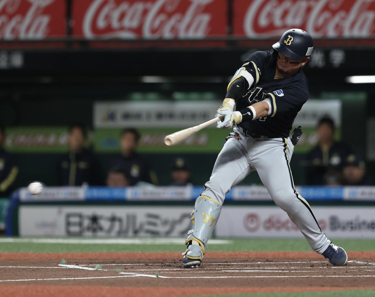 西武対オリックス　1回表オリックス1死二塁、中前先制適時打を放つ森友哉（撮影・河田真司）