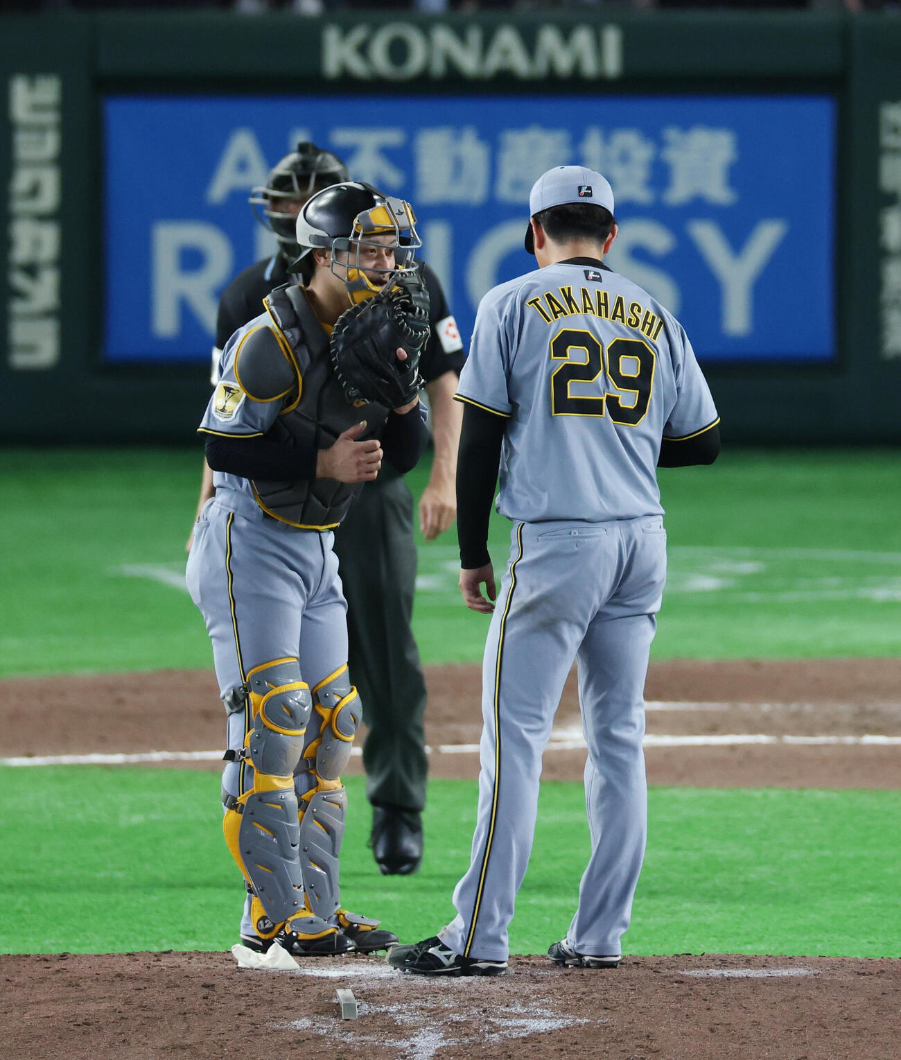 巨人対阪神　6回裏巨人無死二塁、走者を抱え話をする坂本誠志郎（左）と高橋遥人（撮影・増田悦実）