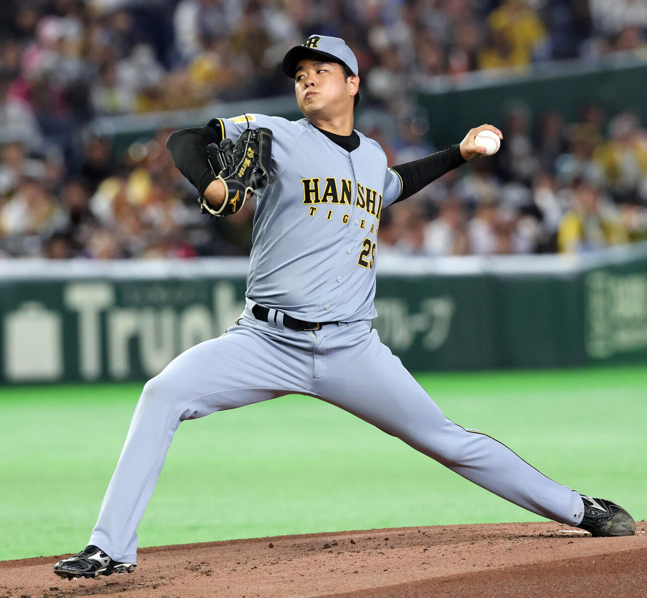 巨人対阪神　力投する阪神先発の高橋遥人（撮影・浅見桂子）