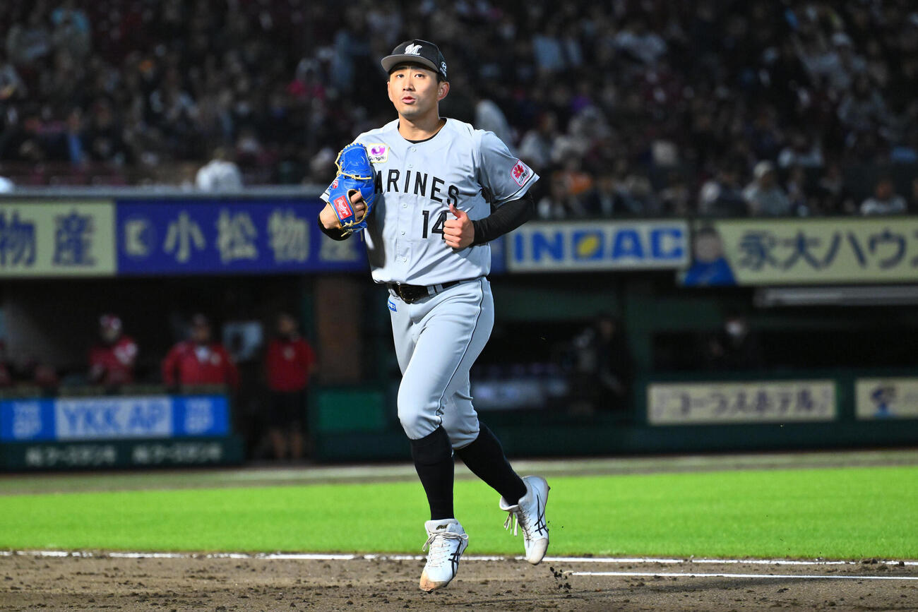 楽天対ロッテ　5回裏を投げ終え引き揚げるロッテ先発の小島和哉（撮影・滝沢徹郎）