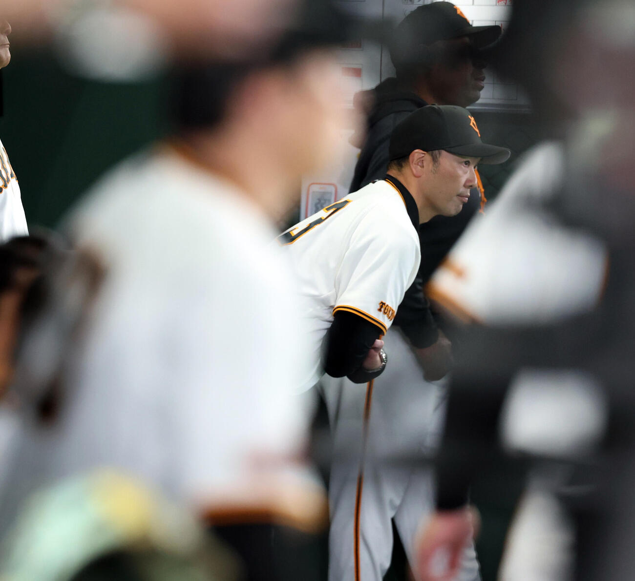 巨人対阪神　厳しい表情で試合を見つめる巨人阿部慎之助監督