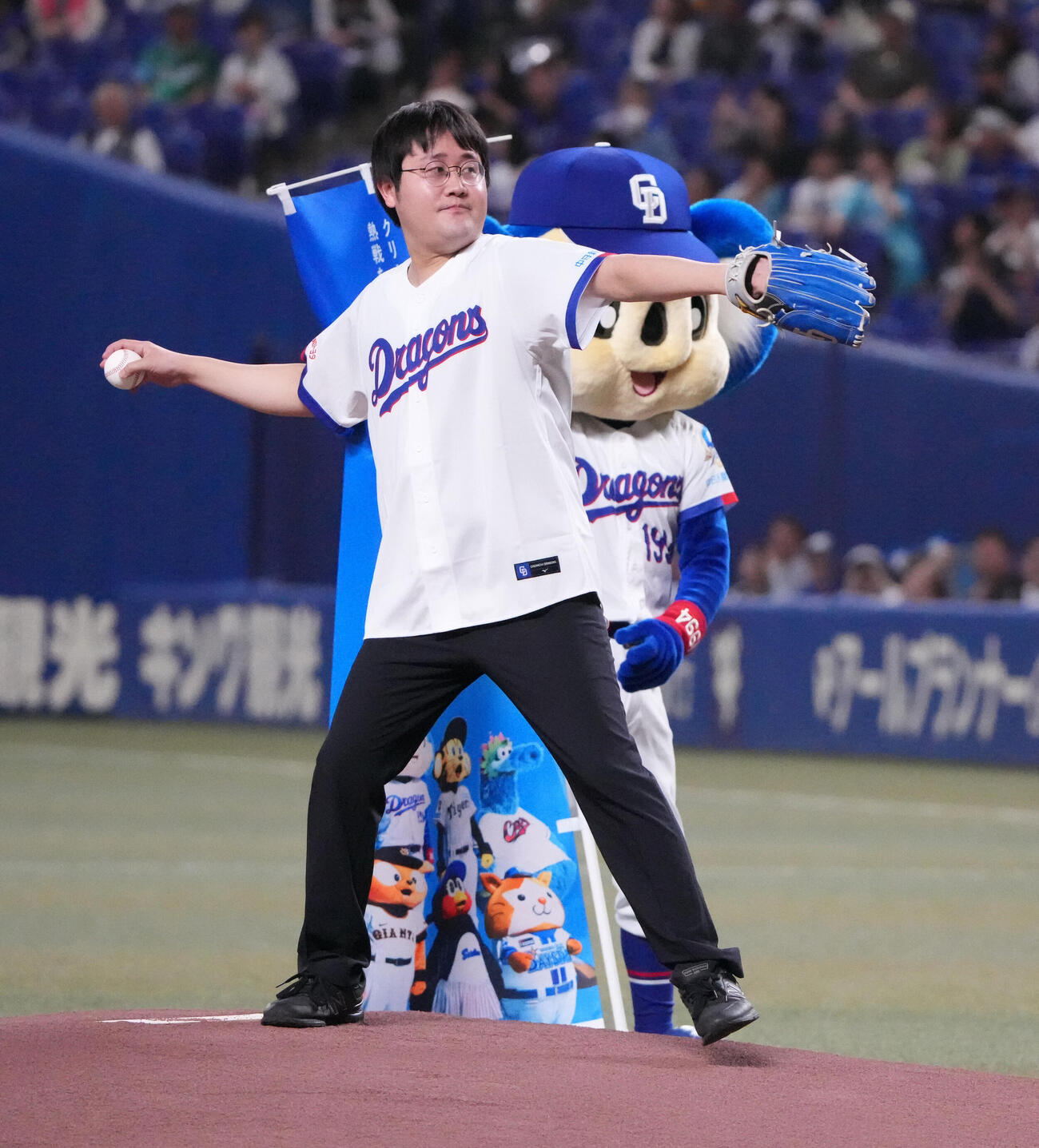 中日対広島　試合前、始球式を行うQuizKnock鶴崎修功（撮影・森本幸一）