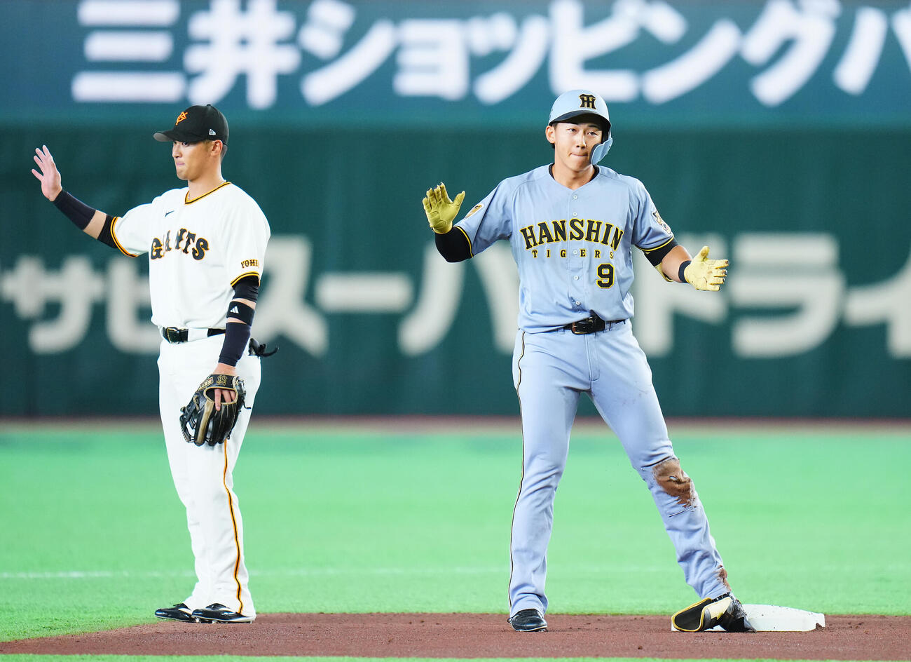 巨人対阪神　1回表阪神無死、二塁打を放ち手をたたく立石正広（撮影・垰建太）