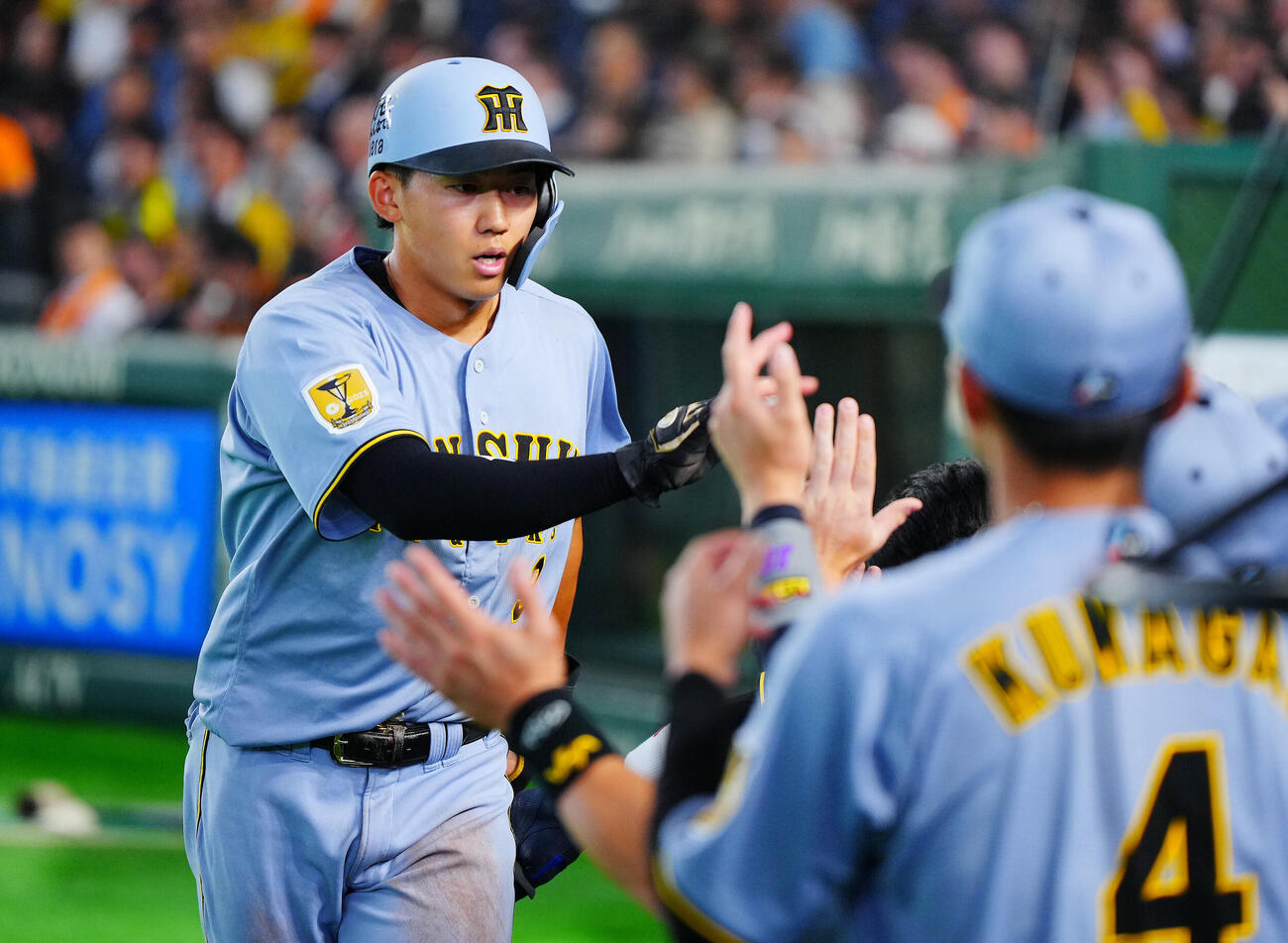 巨人対阪神　3回表阪神1死二塁、森下翔太の適時二塁打で生還しナインの出迎えを受ける立石正広（撮影・垰建太）