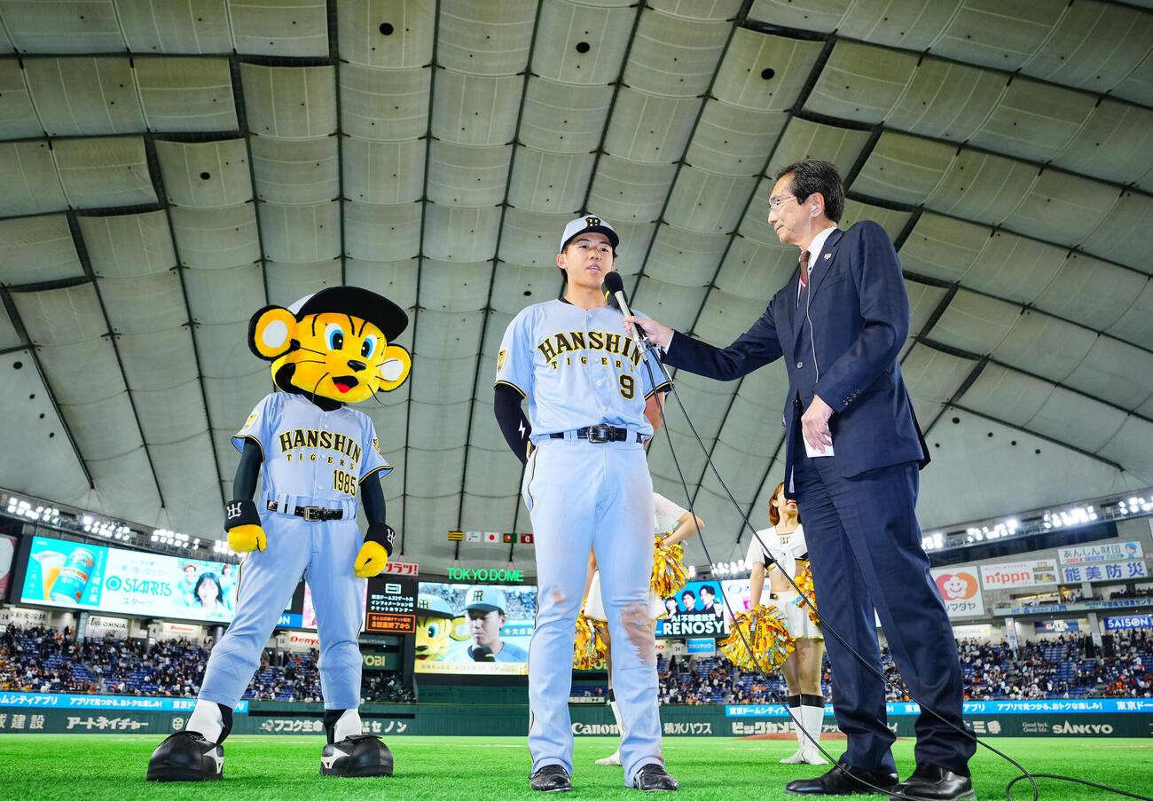 巨人対阪神　巨人に勝利しヒーローインタビューに応じる阪神立石正広（撮影・垰建太）