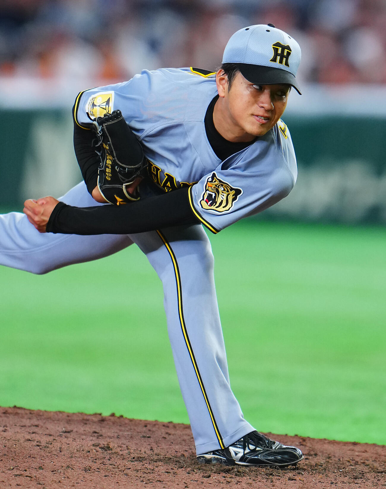 巨人対阪神　波を食いしばり力投する阪神先発の高橋遥人（撮影・垰建太）