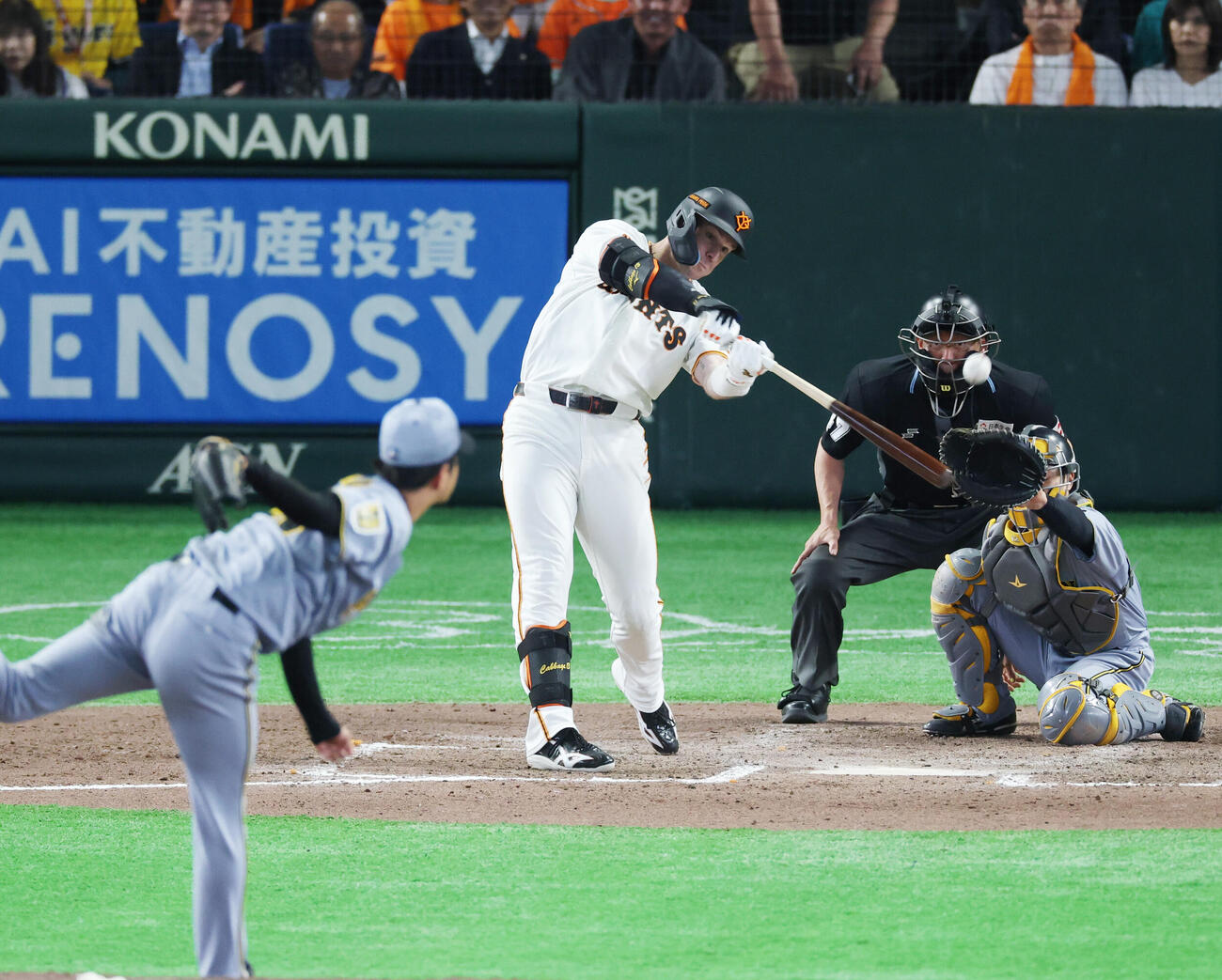 巨人対阪神　7回裏巨人2死一塁、2点本塁打を放つトレイ・キャベッジ。投手は高橋遥人（撮影・増田悦実）