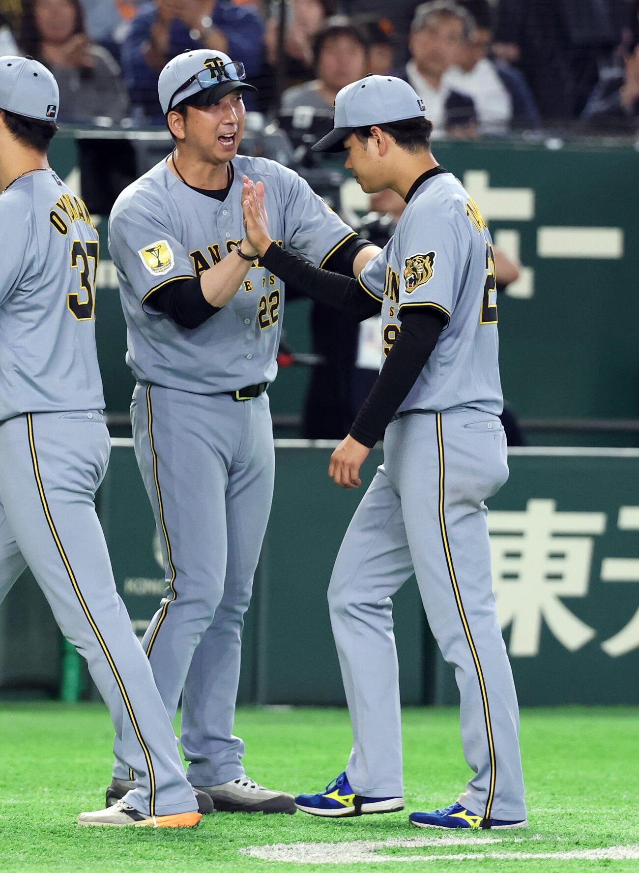 巨人対阪神　5勝目の阪神高橋遥人（右）とハイタッチする藤川球児監督（撮影・浅見桂子）