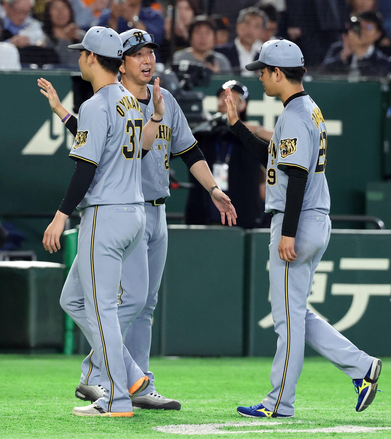 巨人対阪神　5勝目の阪神高橋遥人（右）とハイタッチする藤川球児監督（撮影・浅見桂子）
