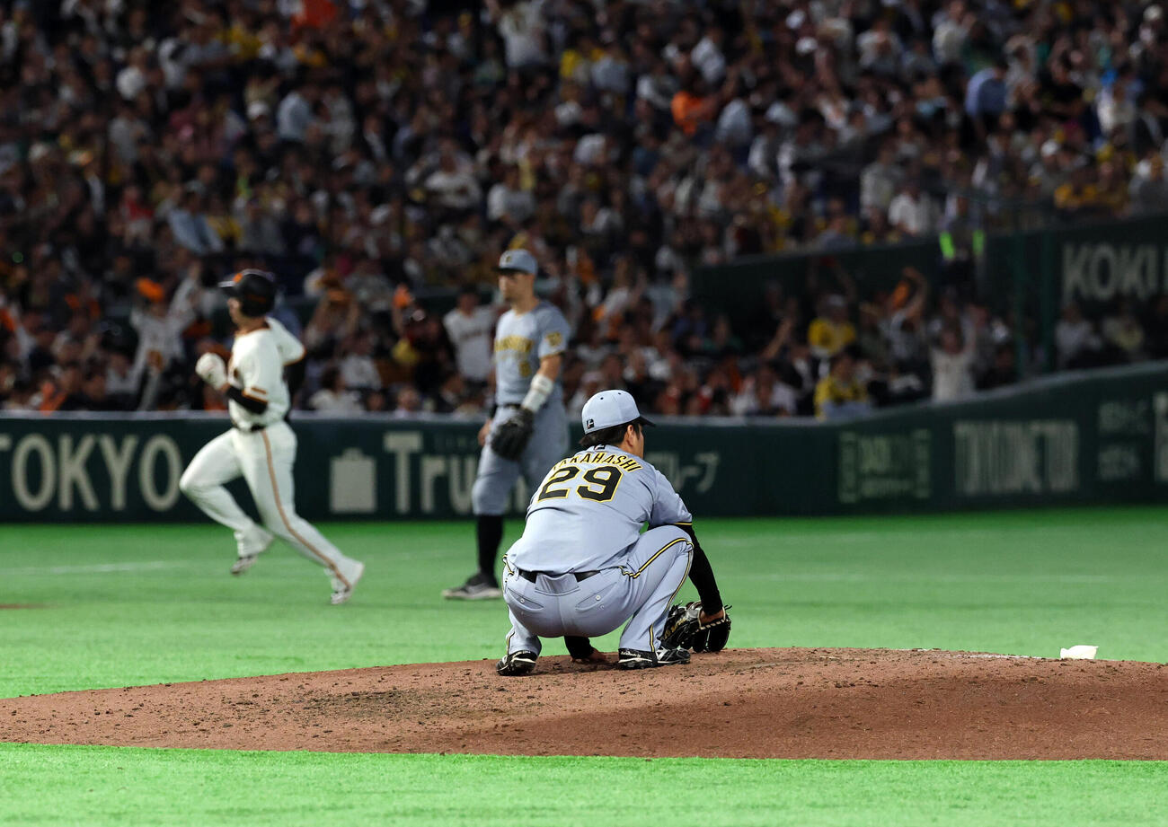 巨人対阪神　7回裏巨人2死一塁、トレイ・キャベッジに2点本塁打を浴び、マウンドでがっくり座り込む高橋遥人（撮影・浅見桂子）