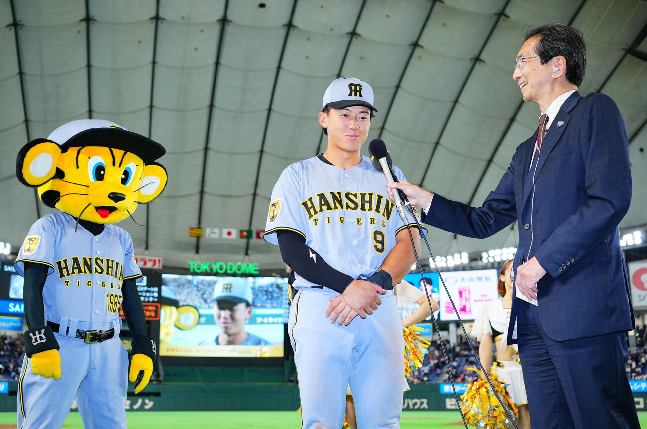 巨人対阪神　巨人に勝利しヒーローインタビューに応じる阪神立石正広（撮影・垰建太）