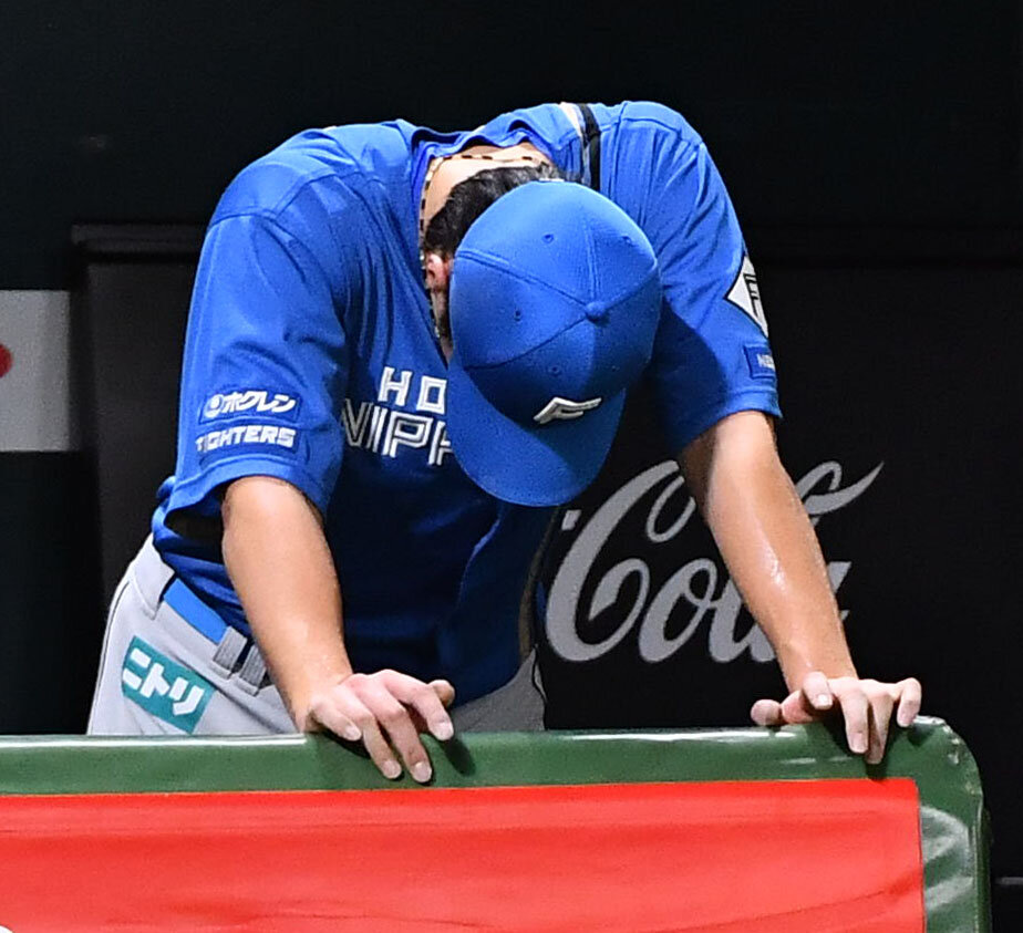 ソフトバンク対日本ハム　7回裏ソフトバンク2死一塁、降板となった達孝太はベンチでがっくりと肩を落とす（撮影・岩下翔太）