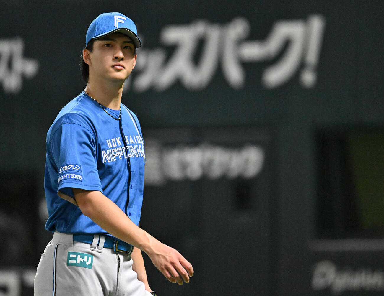 ソフトバンク対日本ハム　1回裏終了後、先制を許し厳しい表情でベンチに戻る達孝太（撮影・林敢治）＝2026年5月22日
