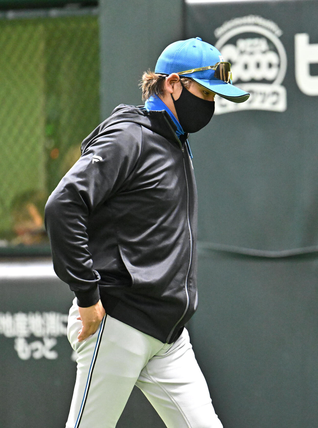 ソフトバンク対日本ハム　7回裏ソフトバンク2死一、三塁、選手交代を告げベンチに戻る新庄剛志監督（撮影・林敢治）＝2026年5月22日