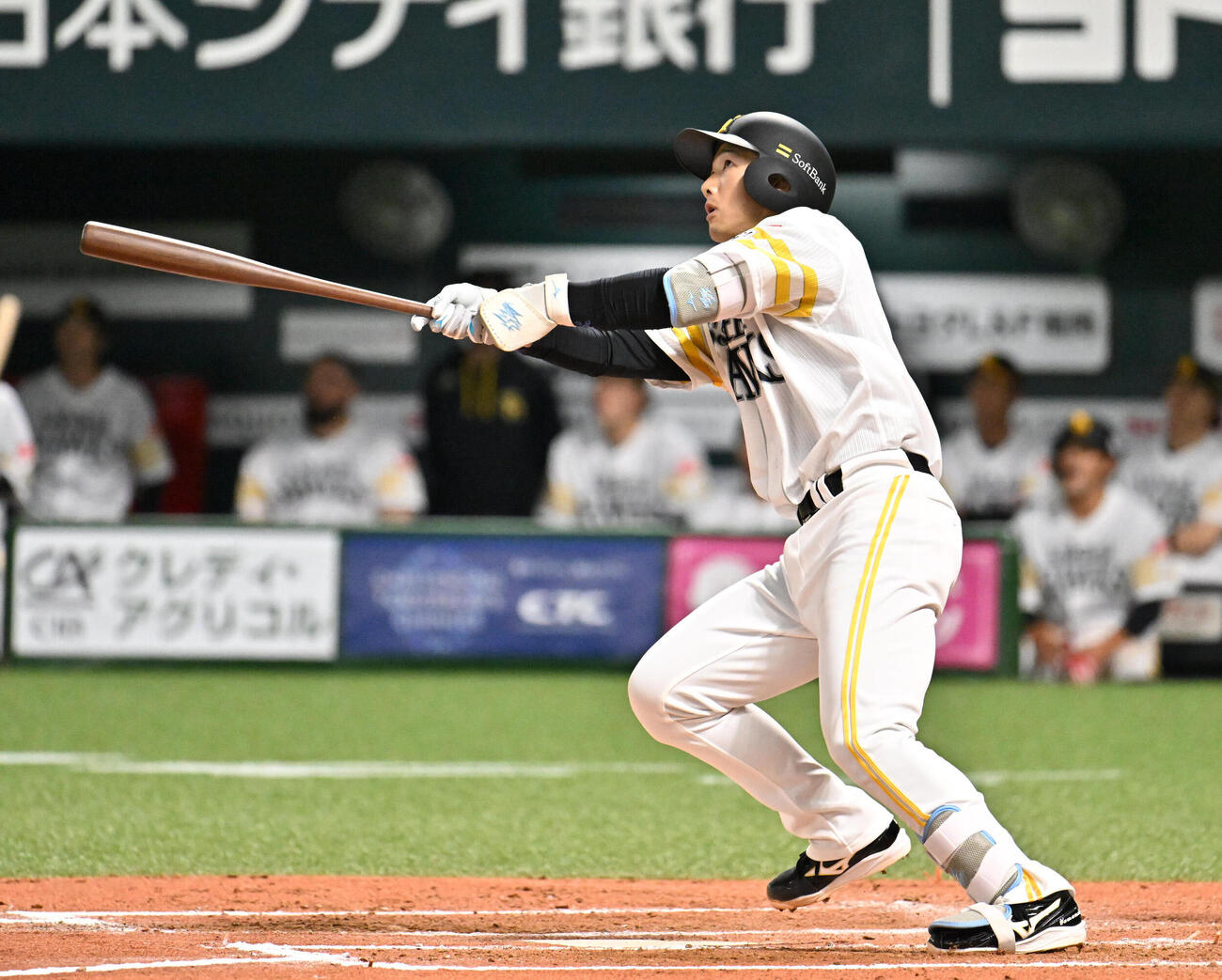 ソフトバンク対日本ハム　7回裏ソフトバンク1死、山本祐大は左越えに本塁打を放つ（撮影・林敢治）