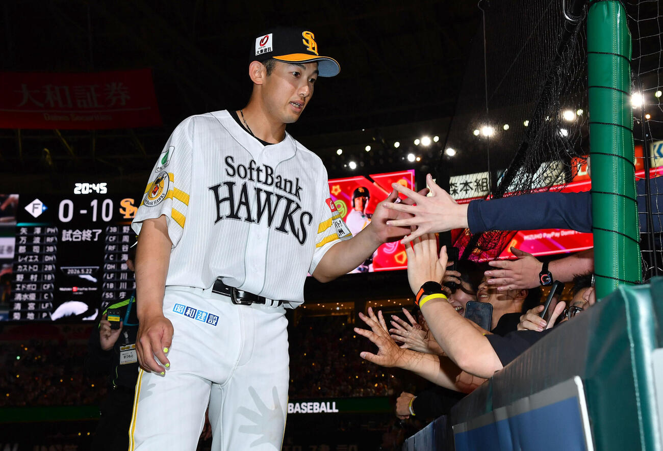 ソフトバンク対日本ハム　日本ハムに勝利し、ファンとハイタッチする山本祐大（撮影・岩下翔太）